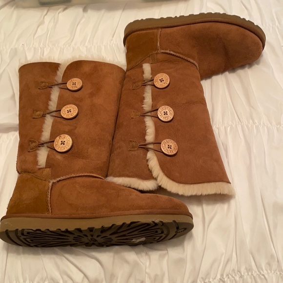 Like new button UGG Boots - Picture 1 of 5